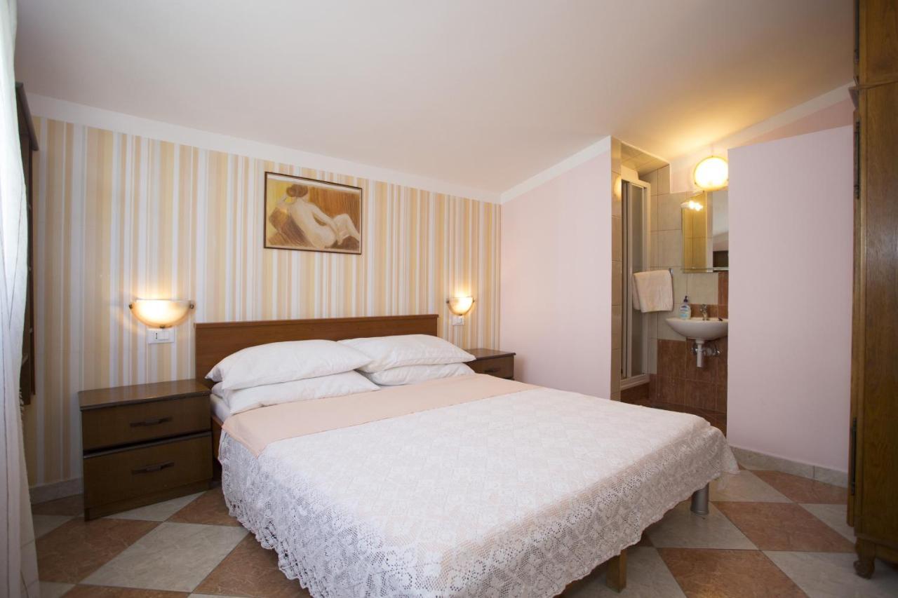 Apartments By The Sea Mavarstica, Ciovo - 12696 Trogir Extérieur photo